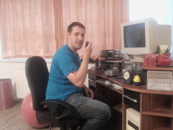 DF9GM on his desk me on my shack